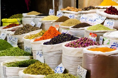 SHIRAZ, İRAN - 20 Kasım 2016: Kap a, kum, baharat, meyve, tohum, kök, çiçek, tarçın ve daha pek çoğu İran pazarında. Çiftçilerden çok çeşitli sağlıklı ürünler..