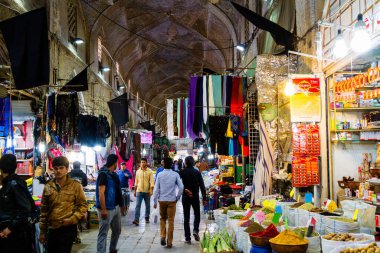 SHIRAZ, İRAN - 18 Kasım 2016: Shiraz 'da geleneksel İran pazarı. Tarihi bir pazar ve Orta Doğu 'nun en eski ve en büyük pazarlarından biri..