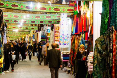 SHIRAZ, İRAN - 18 Kasım 2016: Shiraz 'da geleneksel İran pazarı. Tarihi bir pazar ve Orta Doğu 'nun en eski ve en büyük pazarlarından biri..
