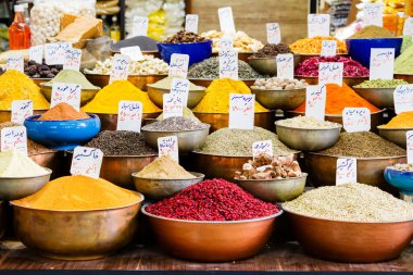 A, çanak çömlek ve çuvallar içinde taneler, baharatlar, meyveler, tohumlar, kökler, çiçekler, tarçın ve daha fazlası İran pazarında. Çiftçilerden çok çeşitli sağlıklı ürünler..