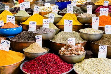A, çanak çömlek ve çuvallar içinde taneler, baharatlar, meyveler, tohumlar, kökler, çiçekler, tarçın ve daha fazlası İran pazarında. Çiftçilerden çok çeşitli sağlıklı ürünler..