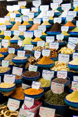 A, çanak çömlek ve çuvallar içinde taneler, baharatlar, meyveler, tohumlar, kökler, çiçekler, tarçın ve daha fazlası İran pazarında. Çiftçilerden çok çeşitli sağlıklı ürünler..