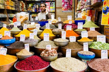 SHIRAZ, İRAN - 18 Kasım 2016: Tahıl, baharat, meyve, kök, çiçek dolu çanak ve çuvallar ve daha fazlası İran pazarında.