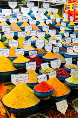 ISFAHAN, İRAN - 20 Kasım 2016: A, çanak ve çuvallar dolusu tahıl, baharat, meyve, tohum, kök, çiçekler, tarçın ve daha fazlası İran pazarında. Çiftçilerden çok çeşitli sağlıklı ürünler..
