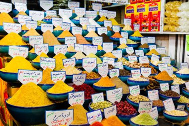 ISFAHAN, İRAN - 20 Kasım 2016: A, çanak ve çuvallar dolusu tahıl, baharat, meyve, tohum, kök, çiçekler, tarçın ve daha fazlası İran pazarında. Çiftçilerden çok çeşitli sağlıklı ürünler..