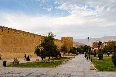 SHIRAZ, İRAN - 23 Kasım 2016: Şii, İran 'daki şehir duvarları