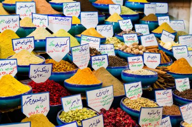 ISFAHAN, İRAN - 20 Kasım 2016: A, çanak ve çuvallar dolusu tahıl, baharat, meyve, tohum, kök, çiçekler, tarçın ve daha fazlası İran pazarında. Çiftçilerden çok çeşitli sağlıklı ürünler..