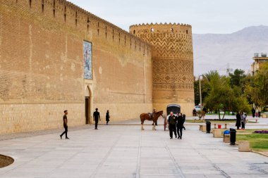 SHIRAZ, İRAN - 23 Kasım 2016: Şii, İran 'daki şehir duvarları