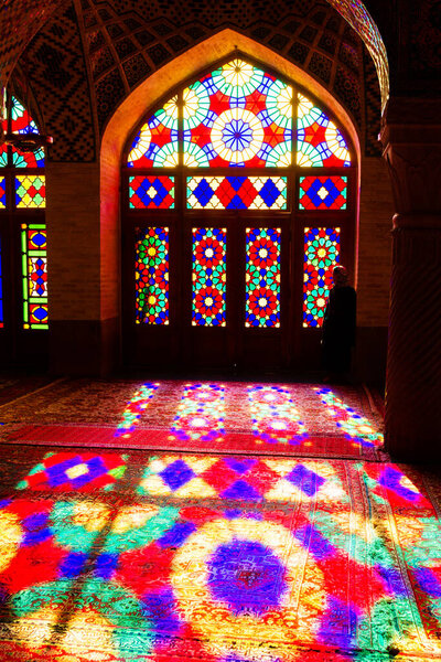 ШИРАЗ, ИРАН - 21 ноября 2016 года: Мечеть Насир аль-Мульк или Розовая мечеть, Шираз, Иран. Он был построен в 1888 году и известен на персидском языке как Masjed-e Naseer ol Molk
.