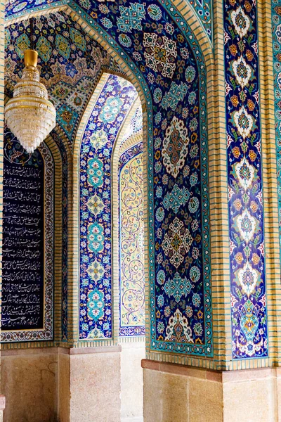 カラフルな東洋の幾何学的なデザインとパターンは 一般的にペルシャのモスクやドレスで会った イスファハン シラーズ テヘラン イラン — ストック写真