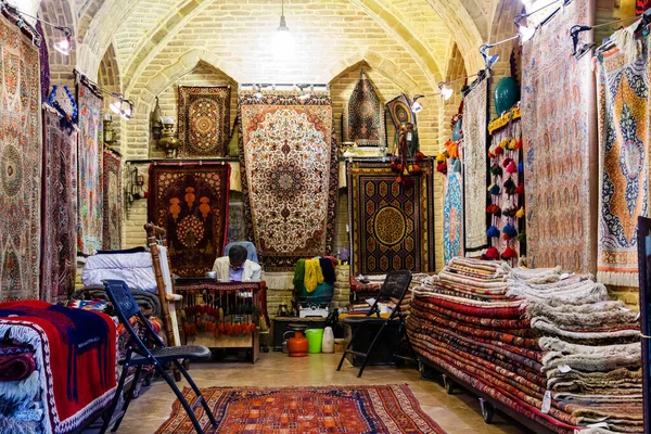 Shiraz Irán Noviembre 2016 Tienda Tradicional Alfombras Iraníes Vakil Bazaar — Foto de Stock