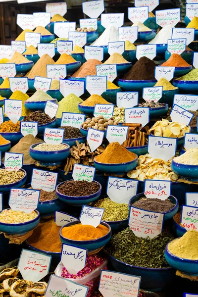 A, çanak çömlek ve çuvallar içinde taneler, baharatlar, meyveler, tohumlar, kökler, çiçekler, tarçın ve daha fazlası İran pazarında. Çiftçilerden çok çeşitli sağlıklı ürünler..