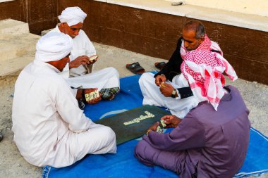 QESHM Adaları, İRAN - 23 Kasım 2016: İranlı erkekler yerde domino oynuyorlar.