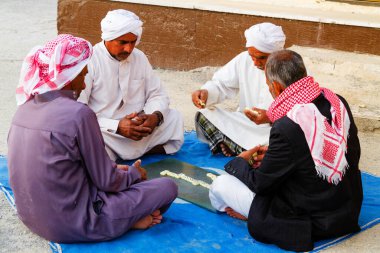 QESHM Adaları, İRAN - 23 Kasım 2016: İranlı erkekler yerde domino oynuyorlar.