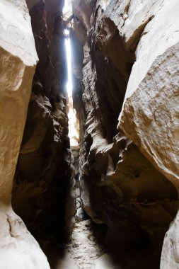Chahkooh Yıldızlar Vadisi. Qeshm Adası, İran. Fotoğraf hafif kum fırtınası sırasında çekildi.