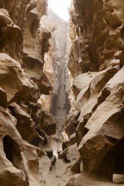 Chahkooh Yıldızlar Vadisi. Qeshm Adası, İran. Fotoğraf hafif kum fırtınası sırasında çekildi.
