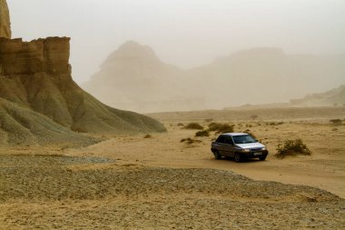 QESHM, IRAN, İRAN - NOV 2 -, 2016: Chahkooh Stars Valley, Qeshm Adası, İran. Fotoğraf hafif kum fırtınası sırasında çekildi.