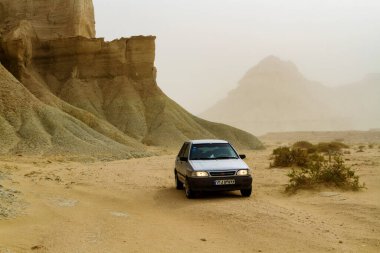 QESHM, IRAN, İRAN - NOV 2 -, 2016: Chahkooh Stars Valley, Qeshm Adası, İran. Fotoğraf hafif kum fırtınası sırasında çekildi.