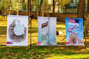 TEHERAN, İRAN - 26 Kasım 2016: Eski ABD büyükelçilik bahçesinde 