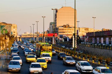 TEHRAN, İRAN - 26 Kasım 2016: Arka planda Milad Kulesi ve Alborz Dağları ile Tohid Tüneli ve çevresinde yoğun trafik sıkışıklığı. Tohid, Orta Doğu 'daki en uzun üçüncü şehir tüneli..