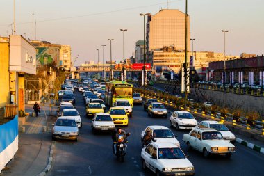 TEHRAN, İRAN - 26 Kasım 2016: Arka planda Milad Kulesi ve Alborz Dağları ile Tohid Tüneli ve çevresinde yoğun trafik sıkışıklığı. Tohid, Orta Doğu 'daki en uzun üçüncü şehir tüneli..