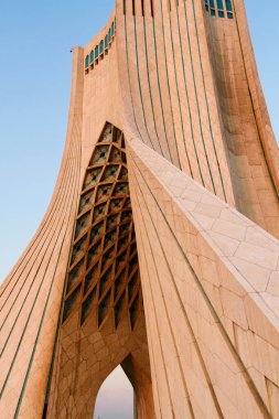 TEHRAN, İRAN - 25 Kasım 2016: Batan güneşin ışığında Azadi Kulesi 'nin görüntüsü. Kule kentin sembollerinden biri ve Azadi Meydanı turistlerin en çok ziyaret ettiği yerlerden biri..