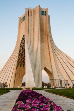 TEHRAN, İRAN - 25 Kasım 2016: Batan güneşin ışığında Azadi Kulesi 'nin görüntüsü. Kule kentin sembollerinden biri ve Azadi Meydanı turistlerin en çok ziyaret ettiği yerlerden biri..