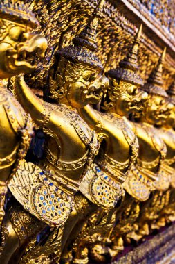Tayland 'daki Bangkok Ulusal Kraliyet Sarayı' ndaki dev heykeller.