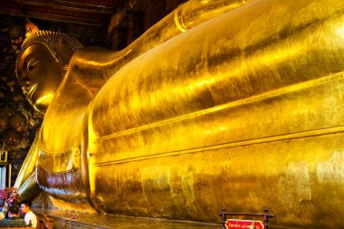 Bangkok, Tayland 'daki Wat Pho tapınağında uzanan Buda. Wat Pho ismini Buda 'nın yaşadığına inanılan Hindistan' daki bir manastırdan almıştır..