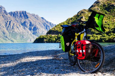 GÜNEY ADA, NEW ZEALAND - CRCA MARCH 2017: Yeni Zelanda bisiklet gezisi sırasında yolun kenarına park edilmiş ağır yüklü bisiklet turu.