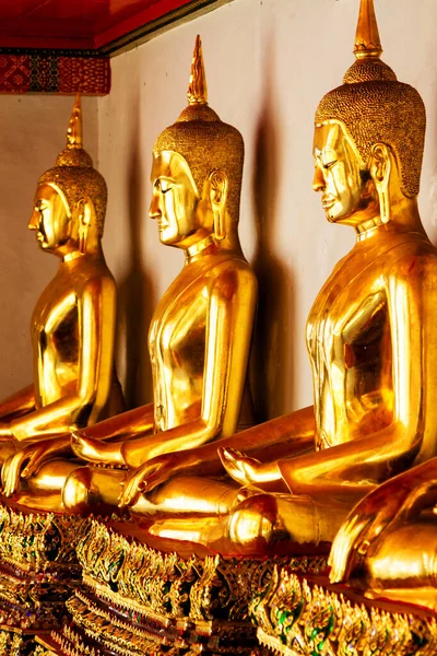 Bangkok Thailand Feb 2017 Estátuas Buda Ouro Uma Fileira Dentro — Fotografia de Stock