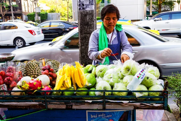 Bangkok Thailand Φεβρουαρίου 2017 Γυναίκα Που Πουλάει Φρούτα Στο Δρόμο — Φωτογραφία Αρχείου