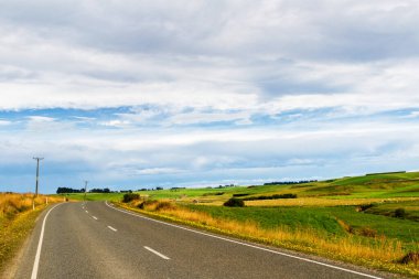 Vahşi, el değmemiş Yeni Zelanda kırsalının güzel ve doğal manzarasında yol.