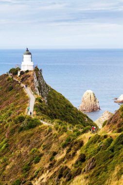 Nugget Point, Catlins, Yeni Zelanda. Catlins bölge parkındaki Nugget Point feneri popüler bir turizm merkezidir..