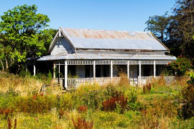 Güney Adası, Yeni Zelanda 'da bir çiftliğin ortasında yıkılmış ve unutulmuş bir kulübe..