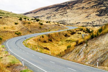 Otago, Queenstown yakınlarındaki Yeni Zelanda tepeleri ve vadileri boyunca mükemmel viraj yolu.