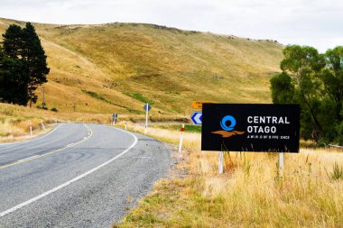 OTAGO, NEW ZEALAND - 25 Şubat 2017: Otago 'daki bir köy yolunda yol tabelası