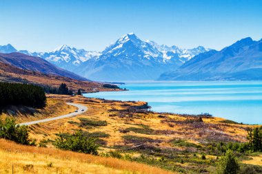 Muhteşem Aoraki Dağı Cook Dağı manzarası. Cook Dağı Köyü 'ne giden yol. Yazın Yeni Zelanda 'da çekilmiş..