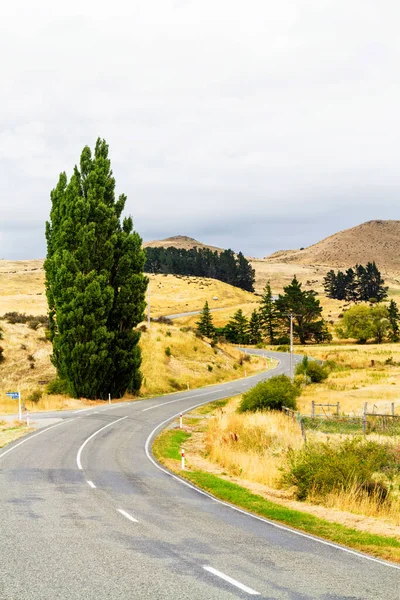 Otago, Queenstown yakınlarındaki Yeni Zelanda tepeleri ve vadileri boyunca mükemmel viraj yolu.