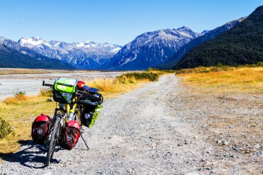 ATHUR 'UN PASS, NEW ZEALAND - 5 Mart 2017: Arthur' un Geçidi Ulusal Parkı 'nda içi pannier ve çantalarla dolu ağır bisiklet - Yeni Zelanda' da popüler turist ve bisikletçi durağı. Güney Adası