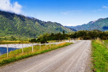 Tarım arazisi ve bulutlu gökyüzü ile Idyllic manzarası, Arahura Vadisi, Güney Adası, Yeni Zelanda
