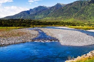 Tarım arazisi ve bulutlu gökyüzü ile Idyllic manzarası, Arahura Vadisi, Güney Adası, Yeni Zelanda