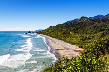 Öğleden sonra Yeni Zelanda 'nın batı kıyısında Greymouth yakınlarında. Güney Adası