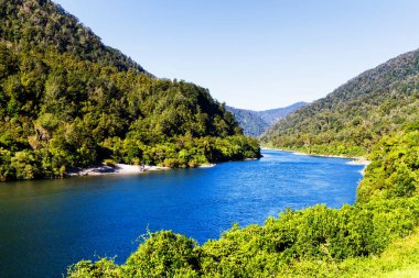 Yeni Zelanda Güney Adası 'nda yaz mevsiminde akan güzel mavi nehir