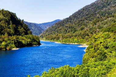 Yeni Zelanda Güney Adası 'nda yaz mevsiminde akan güzel mavi nehir