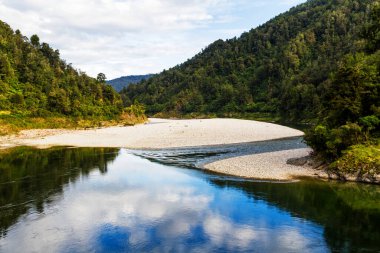 Yeni Zelanda Güney Adası 'nda yaz mevsiminde akan güzel mavi nehir
