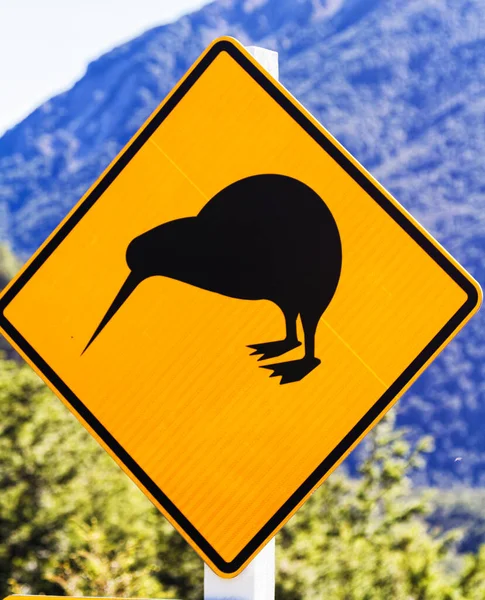 Новозеландский Дорожный Знак Внимание Киви Петь Обочине Дороги — стоковое фото