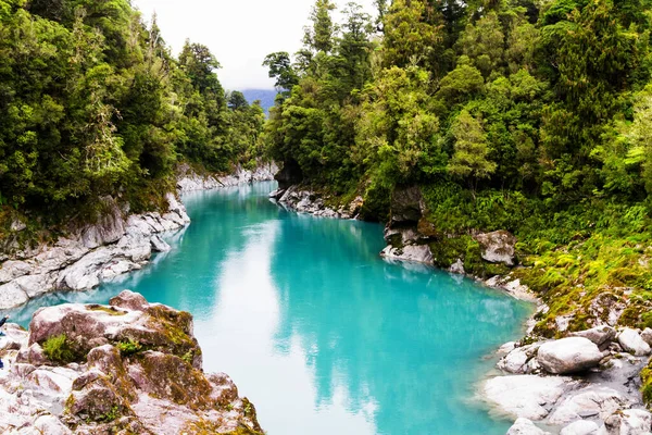 新西兰南岛西海岸Hokitika峡谷风景保护区通过岩石边的Hokitika河蓝水 — 图库照片