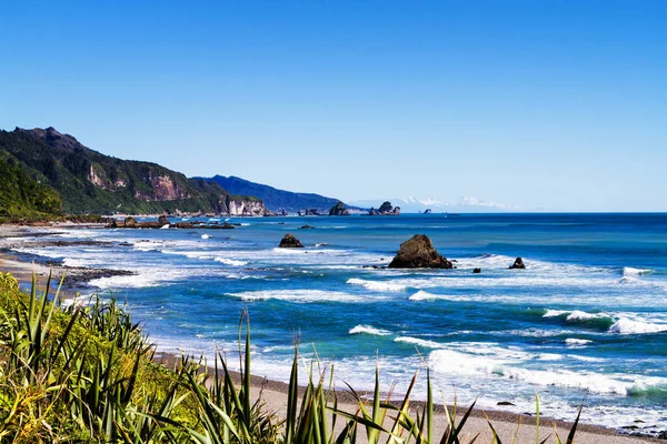 Öğleden sonra Yeni Zelanda 'nın batı kıyısında Greymouth yakınlarında. Güney Adası