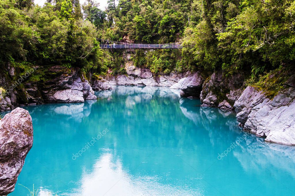 Agua azul del río Hokitika a través de la roca del lado de Hokitika